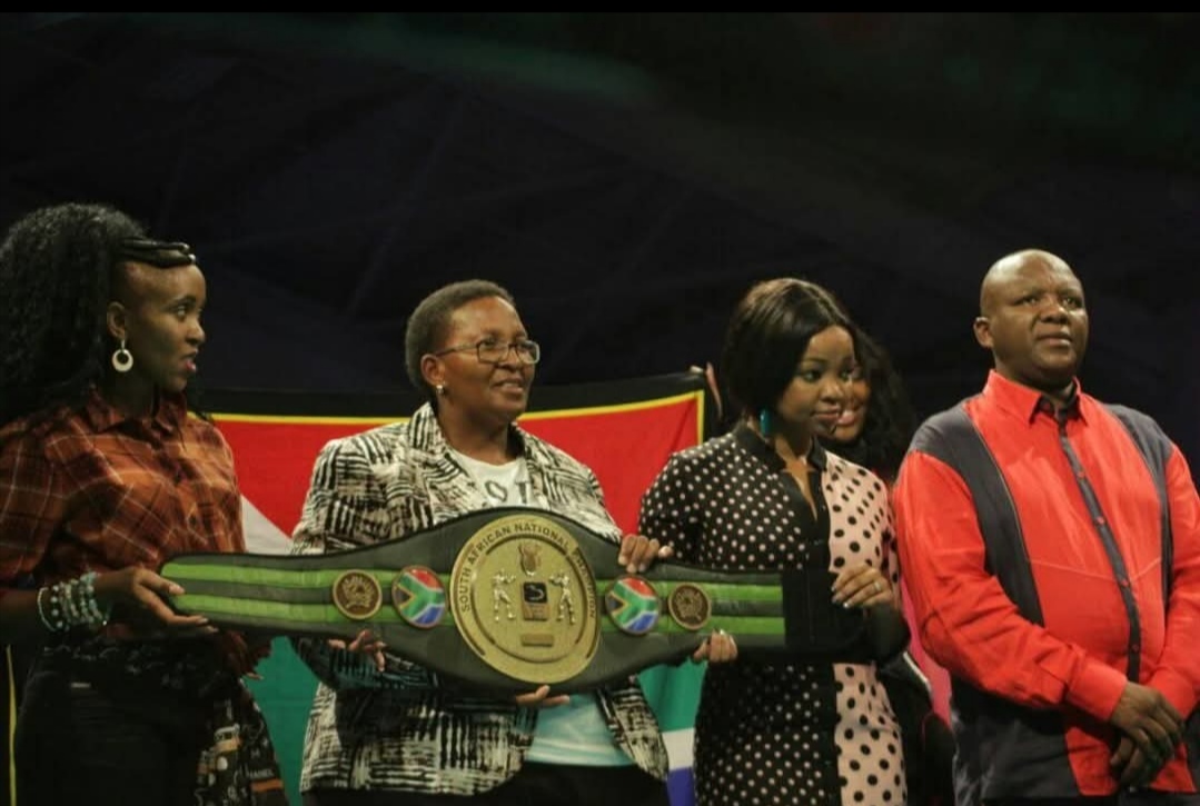 Team Dida boxing event — fighters and hosts in the ring